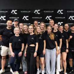 ATMO-Community vor der Fotowand im Club