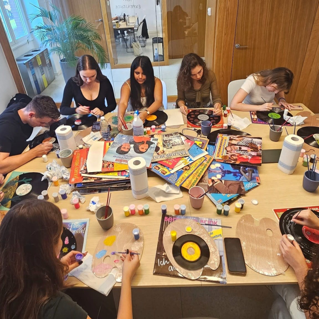 Milan: Paint Your Own Vinyl Record – Vintage Art Workshop