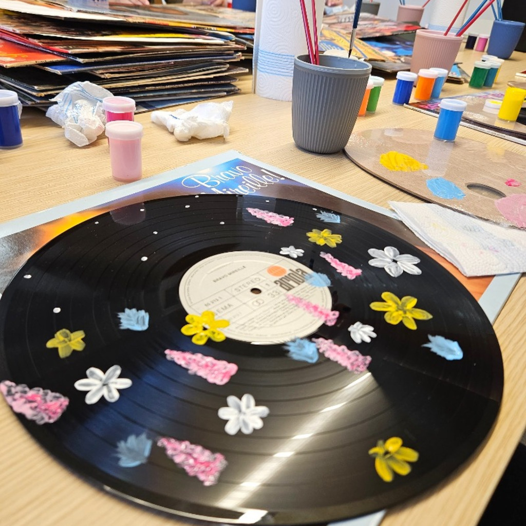 Milan: Paint Your Own Vinyl Record – Vintage Art Workshop