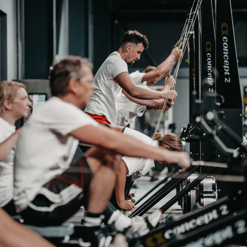 Athletinnen beim HYROX SkiErg Training im ATMO CLUB