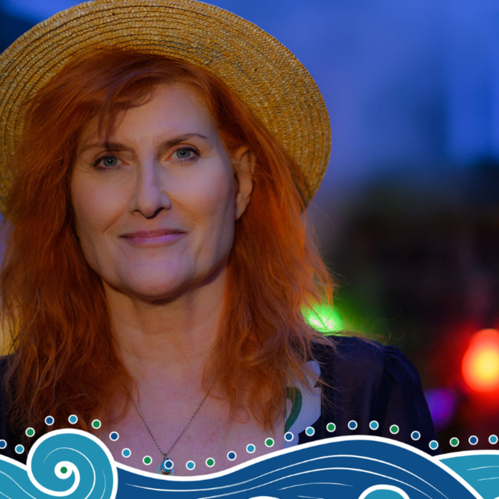 Eddi Reader smiling with straw hat