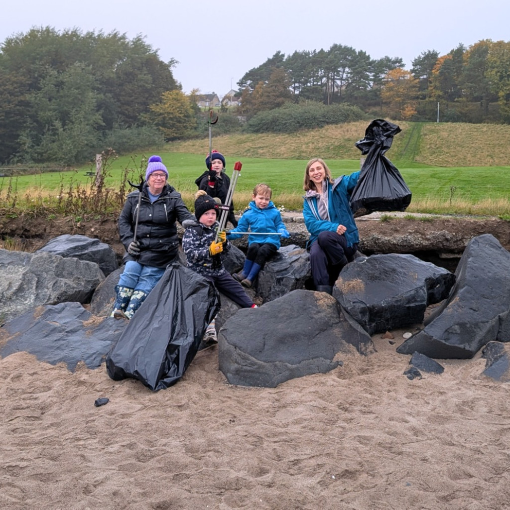 Family-friendly litter-picking at Ravenscraig Park