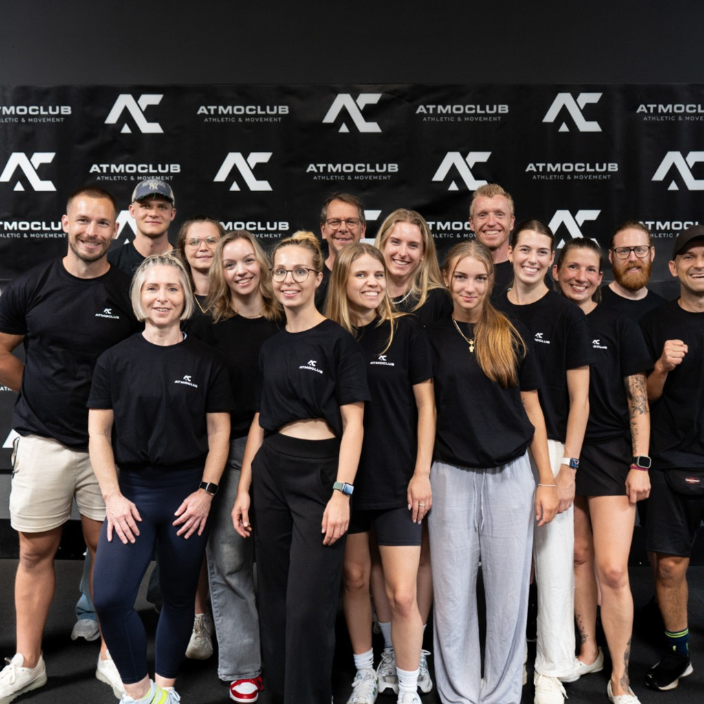 ATMO-Community vor der Fotowand im Club