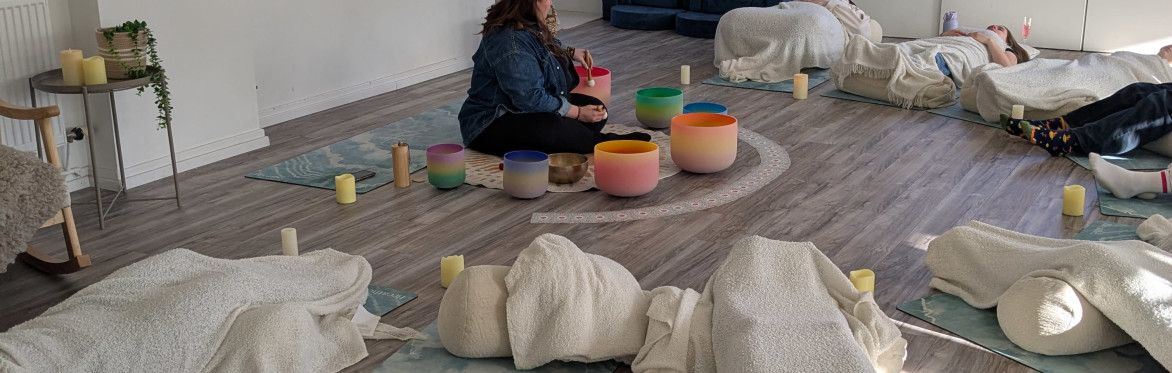 Sound and Canvas : creative rest through sound healing and intuitive painting