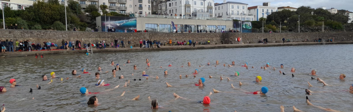 A line of synchronised swimmers