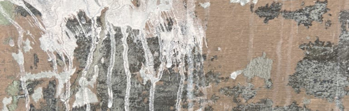 Ein Hauseingang, der beton in ocker und grau gestrichen, links eine Lampe ohne Lampenschirm