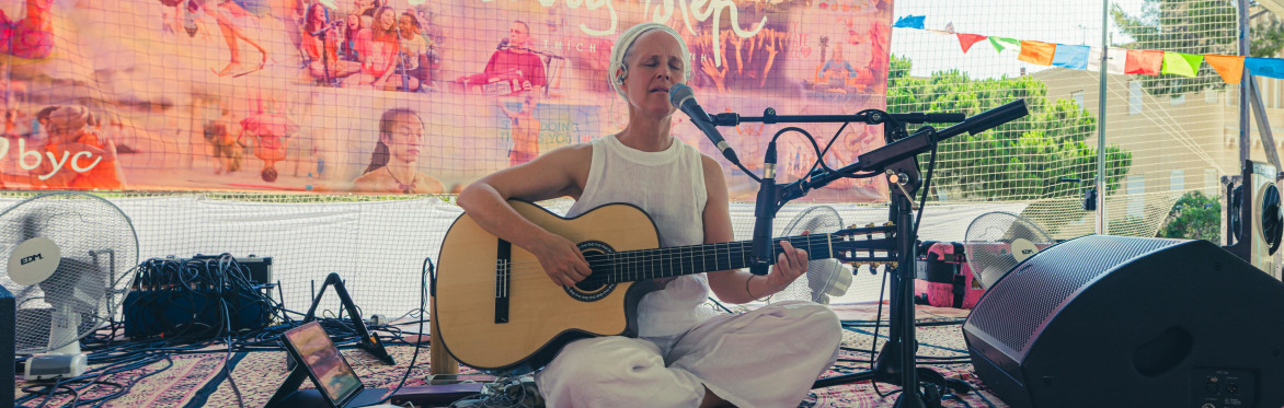 S Snatam Kaur – skozi glas, mantro in dih nazaj k sebi/ With Snatam Kaur - With Snatam Kaur – through voice, mantra, and breath, back to yourself