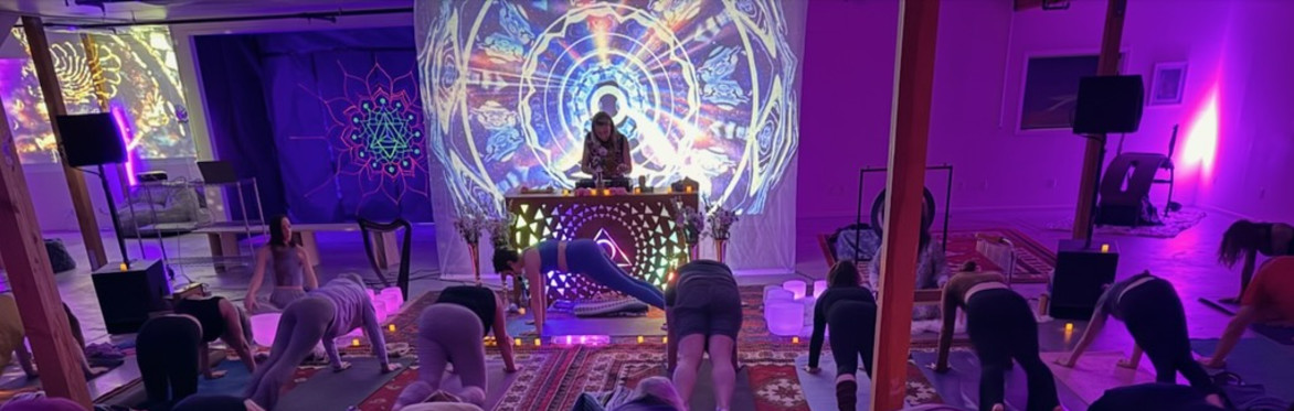 Deep House Yoga at Laguna Lab