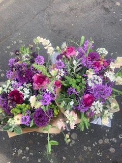 A bouquet of seasonal, pastel, locally grown flowers (luxury size and composition)