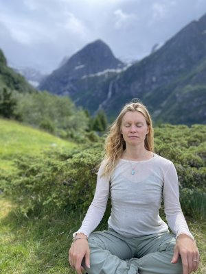 Lørdag 12:00 Vinyasa yoga w/ Nora Fredheim image