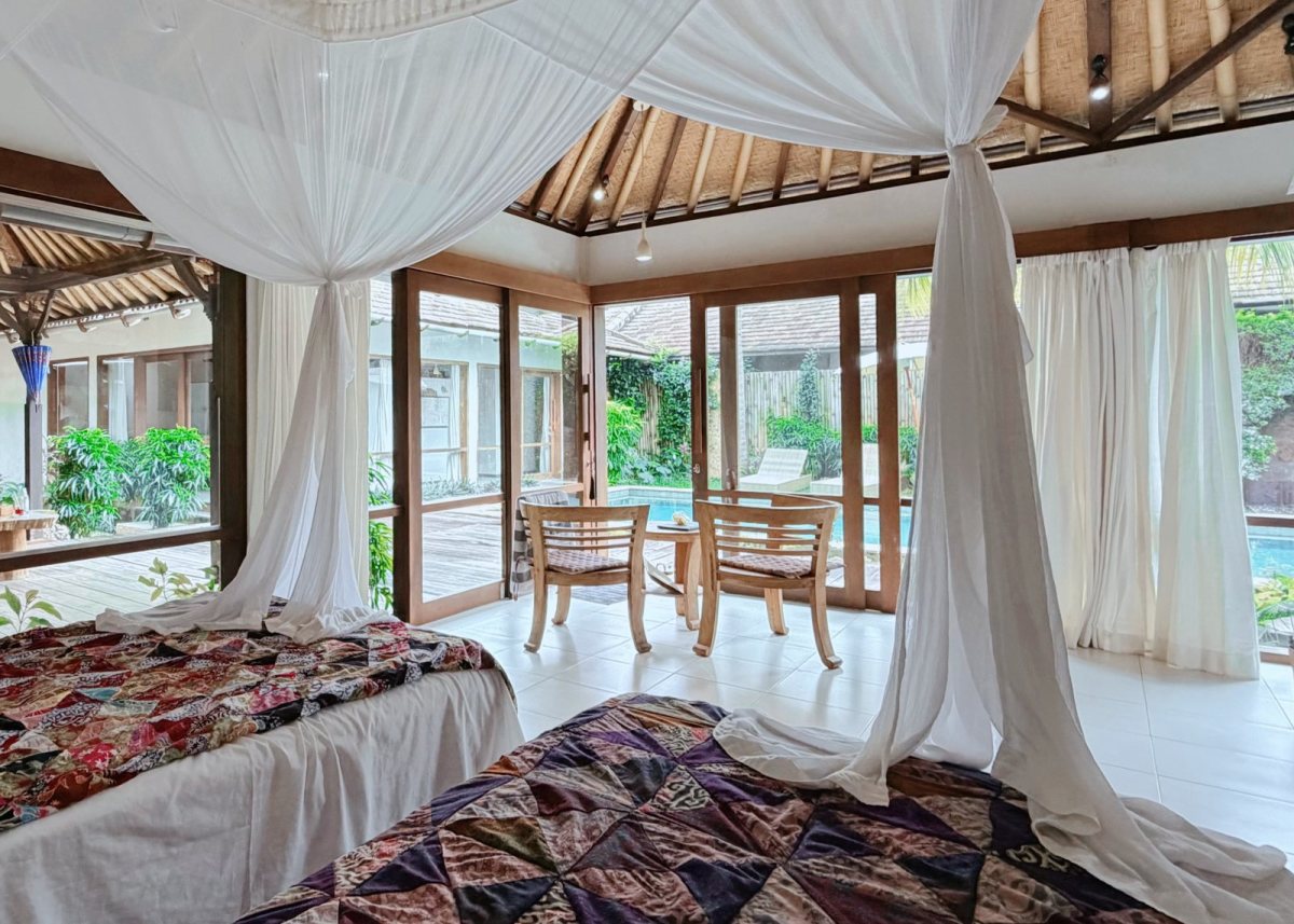 Bedroom with a view to the pool