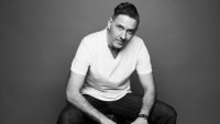 Robin Sings & Plays: Tony Bennett image