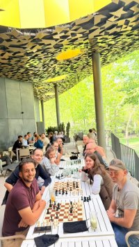 Sunday Hummusbar Chess image